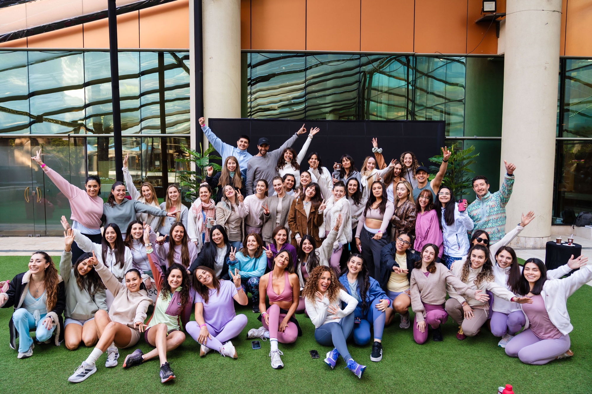Comunidad de mujeres reunida en una experiencia de bienestar de Limitless